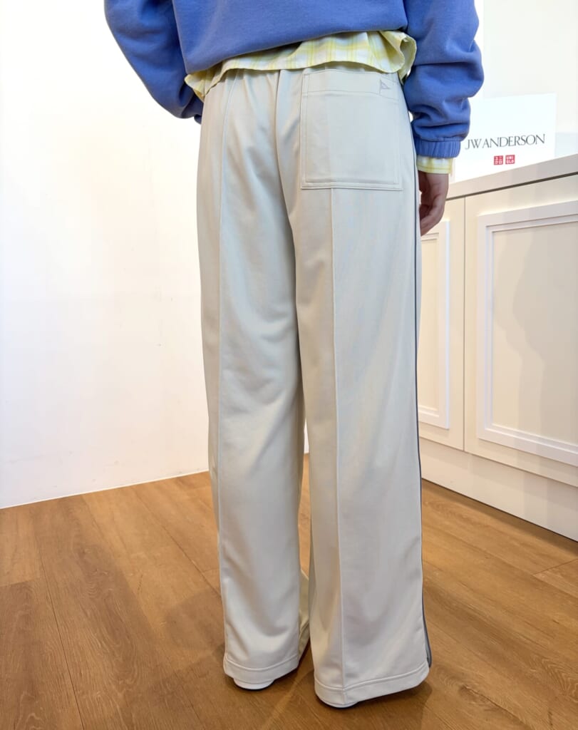 ユニクロアンドJWアンダーソンの白のトラックパンツを試着