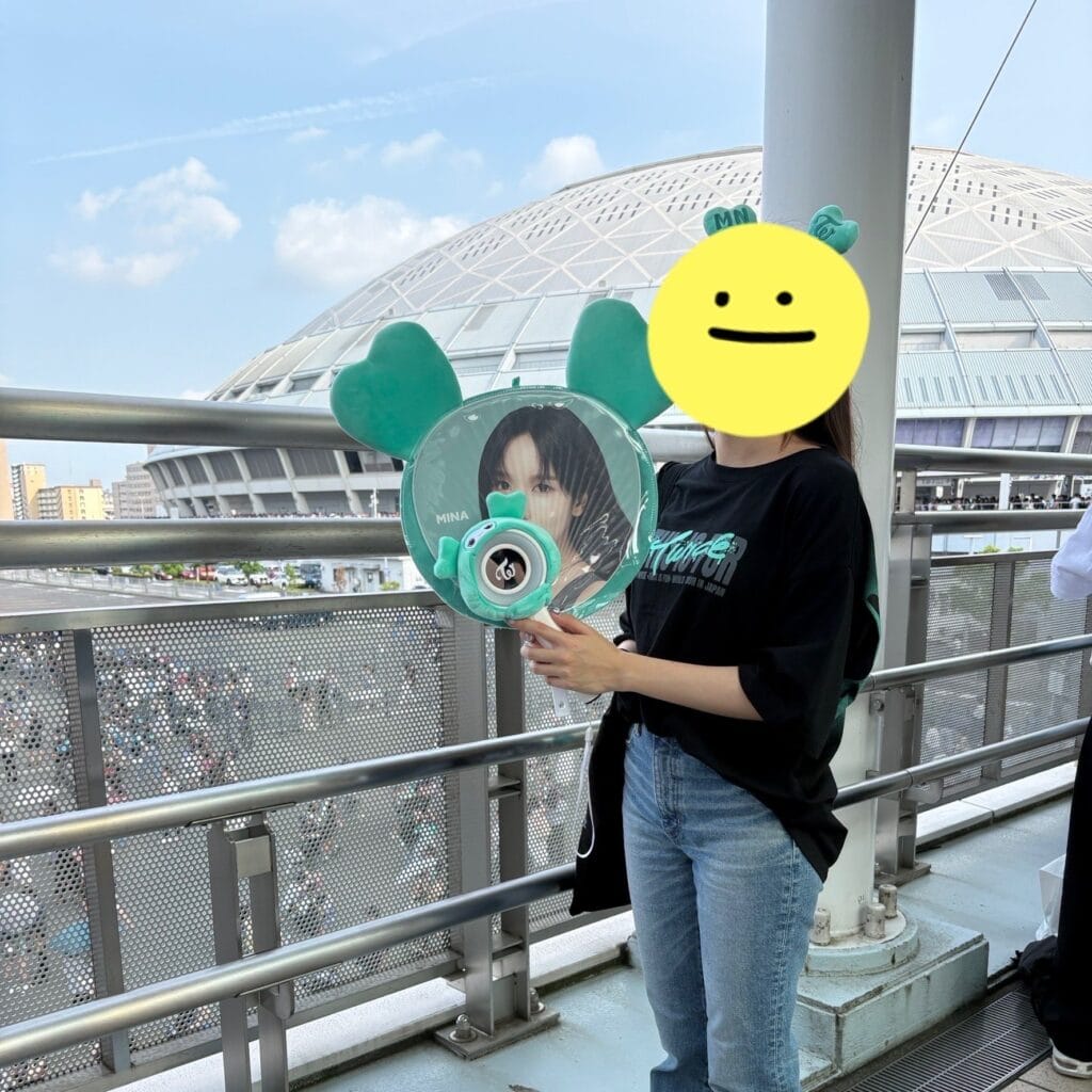 バンテリンドームナゴヤを背景にうちわとペンライトとともに撮った写真