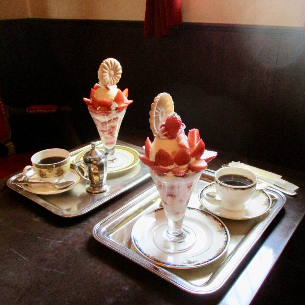 あかね珈琲館 いちごパフェ 季節のパフェ 2人分