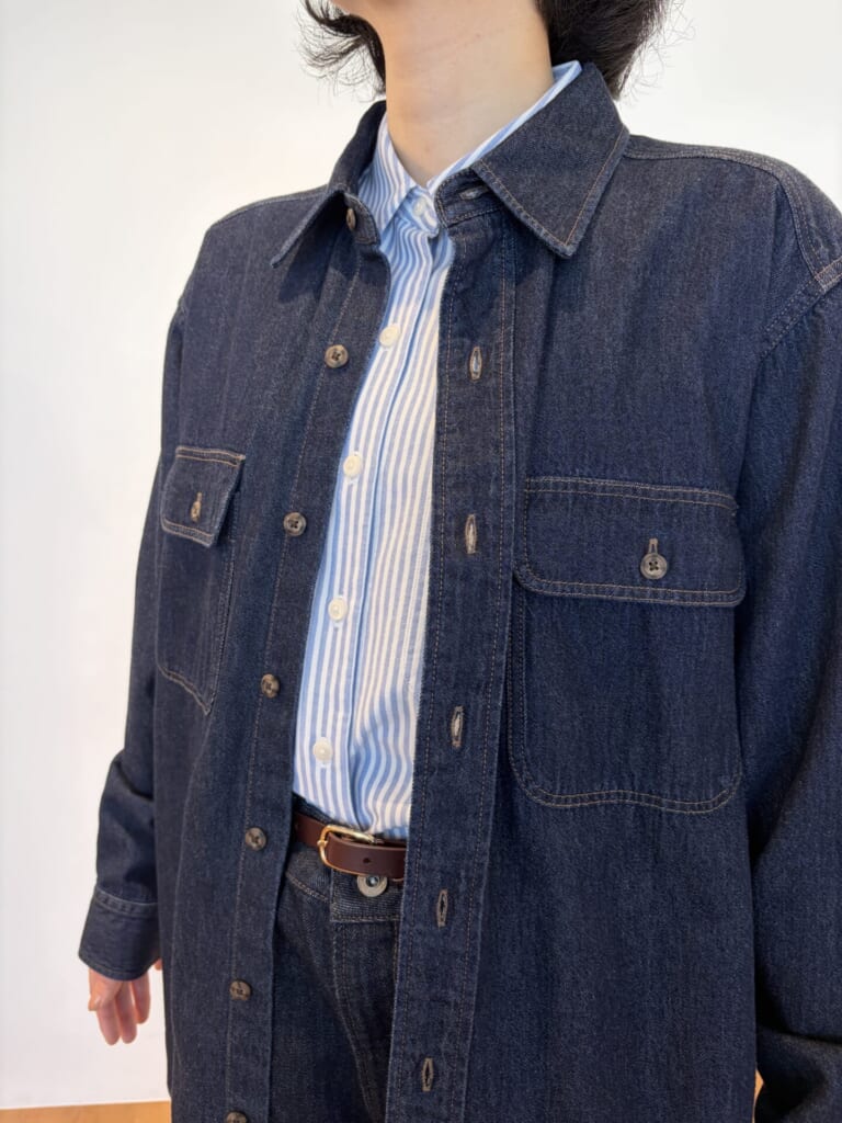 ユニクロアンドJWアンダーソンのストライプシャツとデニムシャツのレイヤード