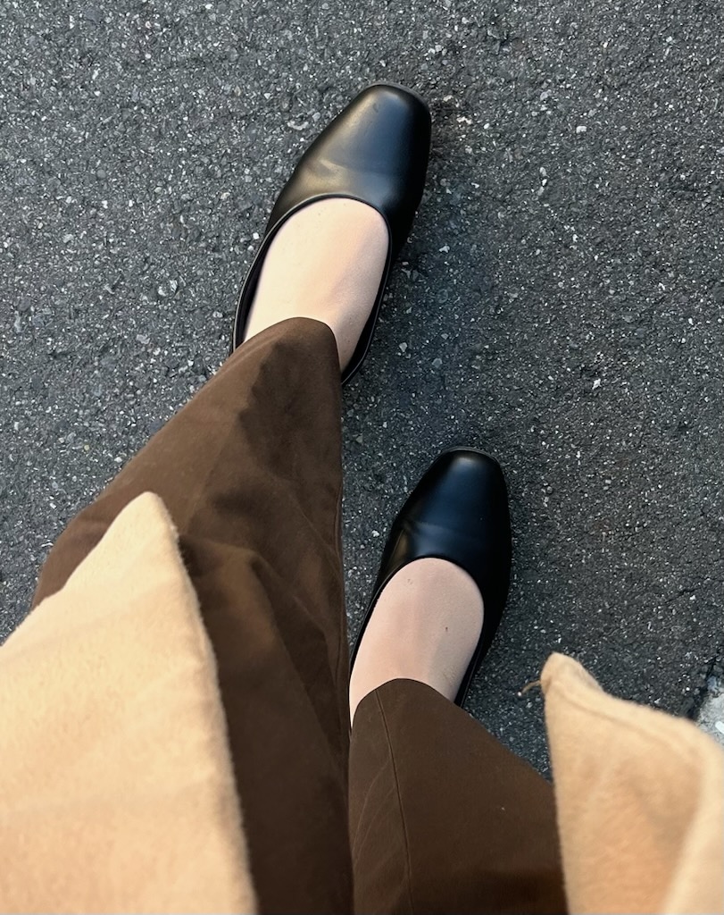 fuwaraku（フワラク）ベーシックパンプス FR-1101 BLK　着画　上から