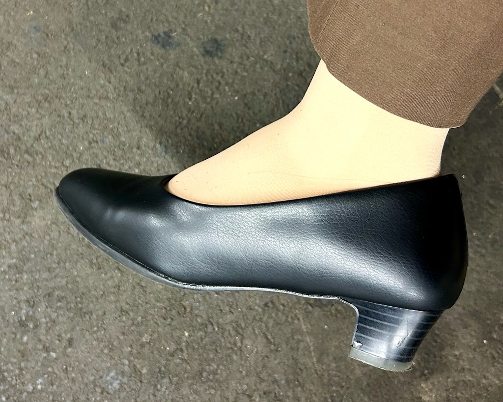 fuwaraku（フワラク）ベーシックパンプス FR-1101 BLK　着画　横から