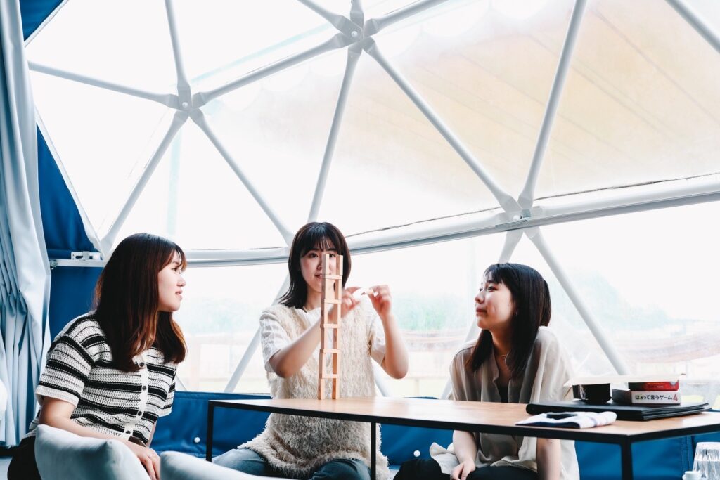 ジェンガをする３人