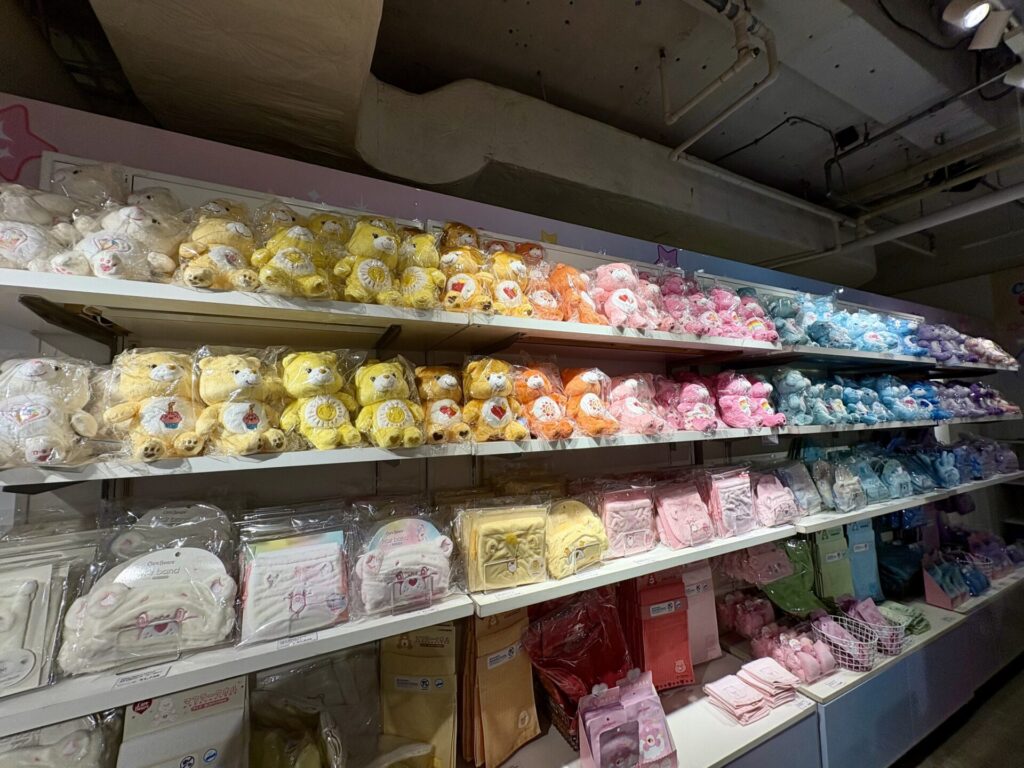 ポップアップストアのカラフルなディスプレイ