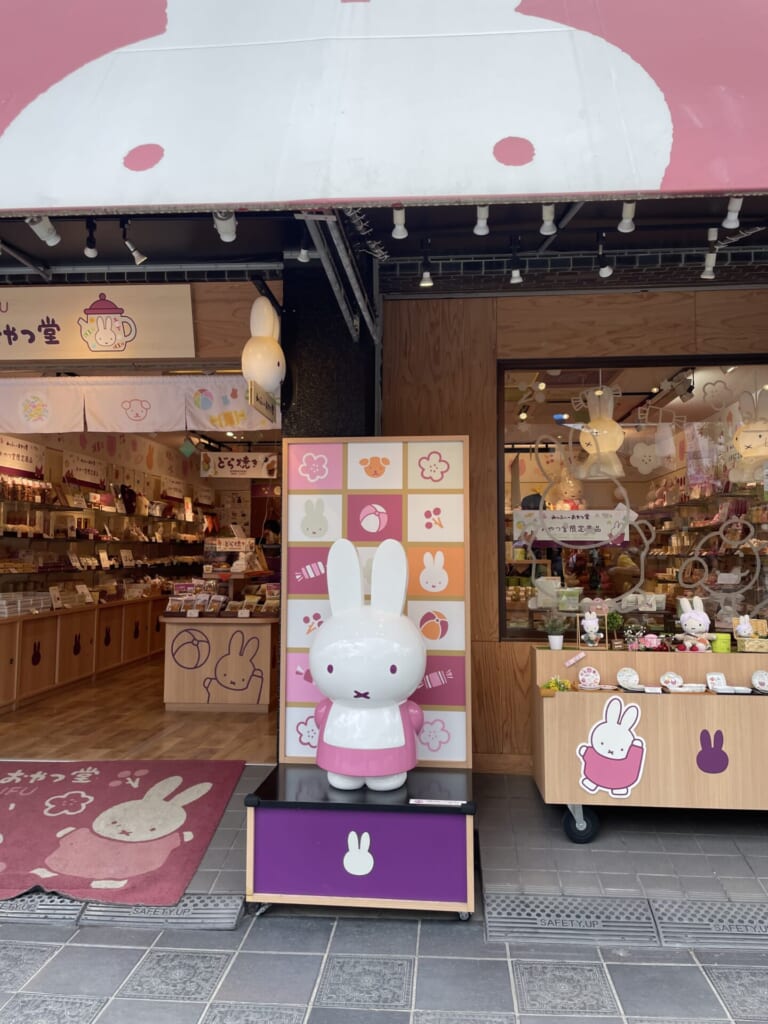 みっふぃーおやつ堂の入り口　ミッフィーの置物