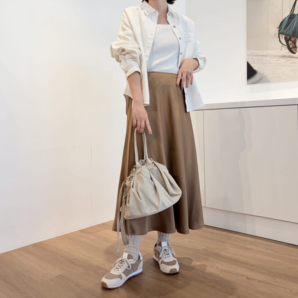 ユニクロC2026春夏コレクションのサテンスカートを使ったラテコーデ