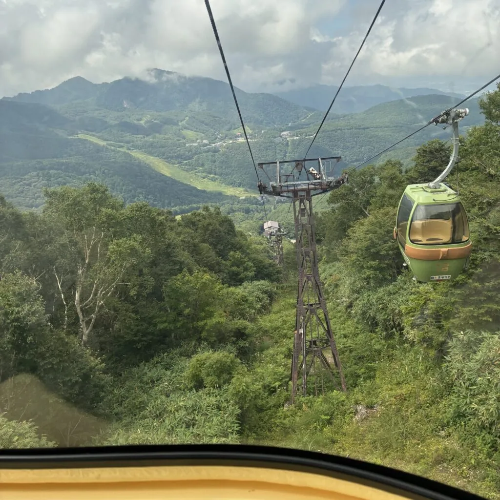 ゴンドラから見た山々の景色
