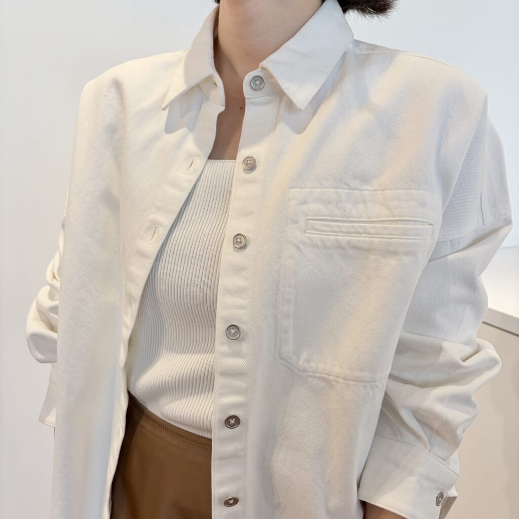 ユニクロC2026春夏コレクションのデニムシャツジャケットの白を試着