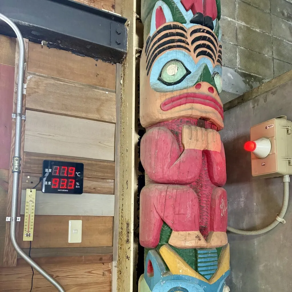 気温17.9℃の表示と奇抜な像