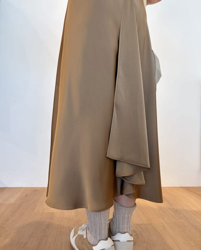 ユニクロC2026春夏コレクションのサテンスカートを試着