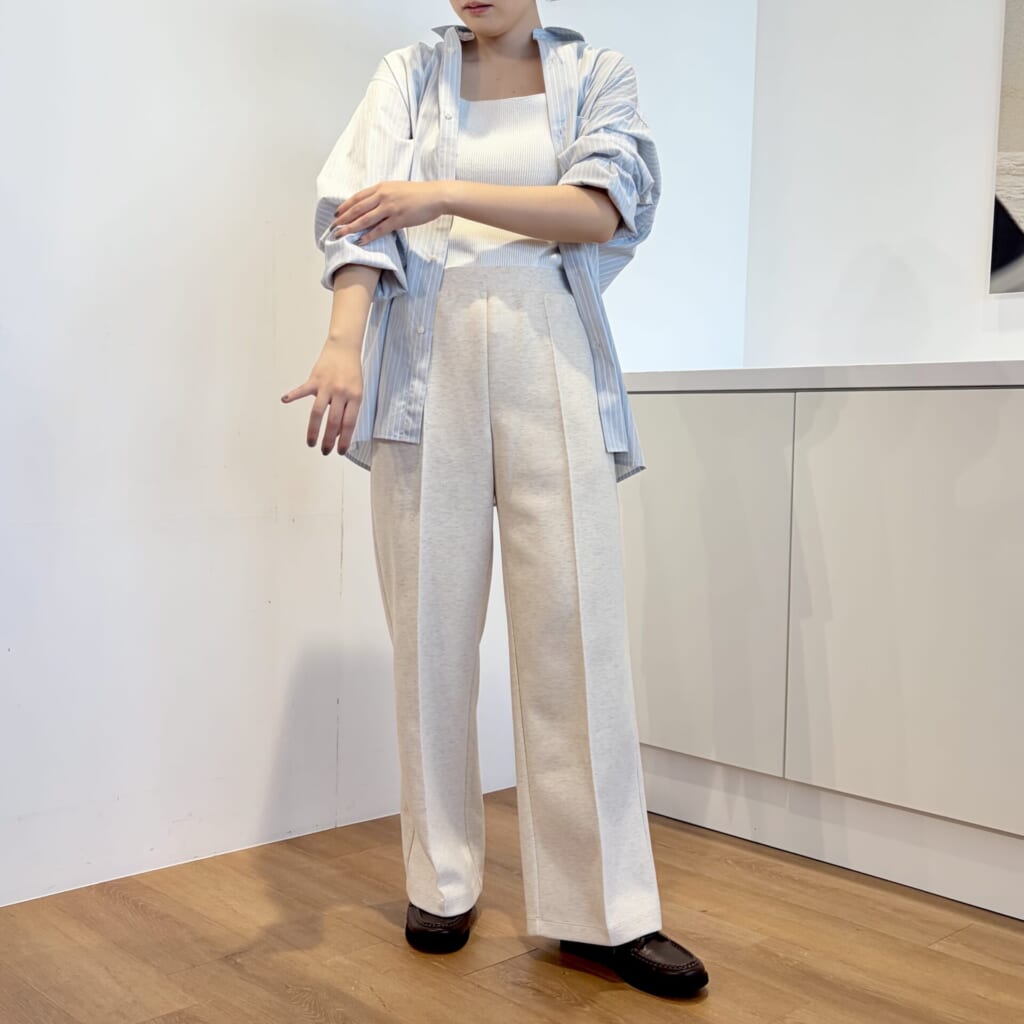 ユニクロC2026春夏コレクションのメンズシャツとスウェットパンツを使ったコーデ