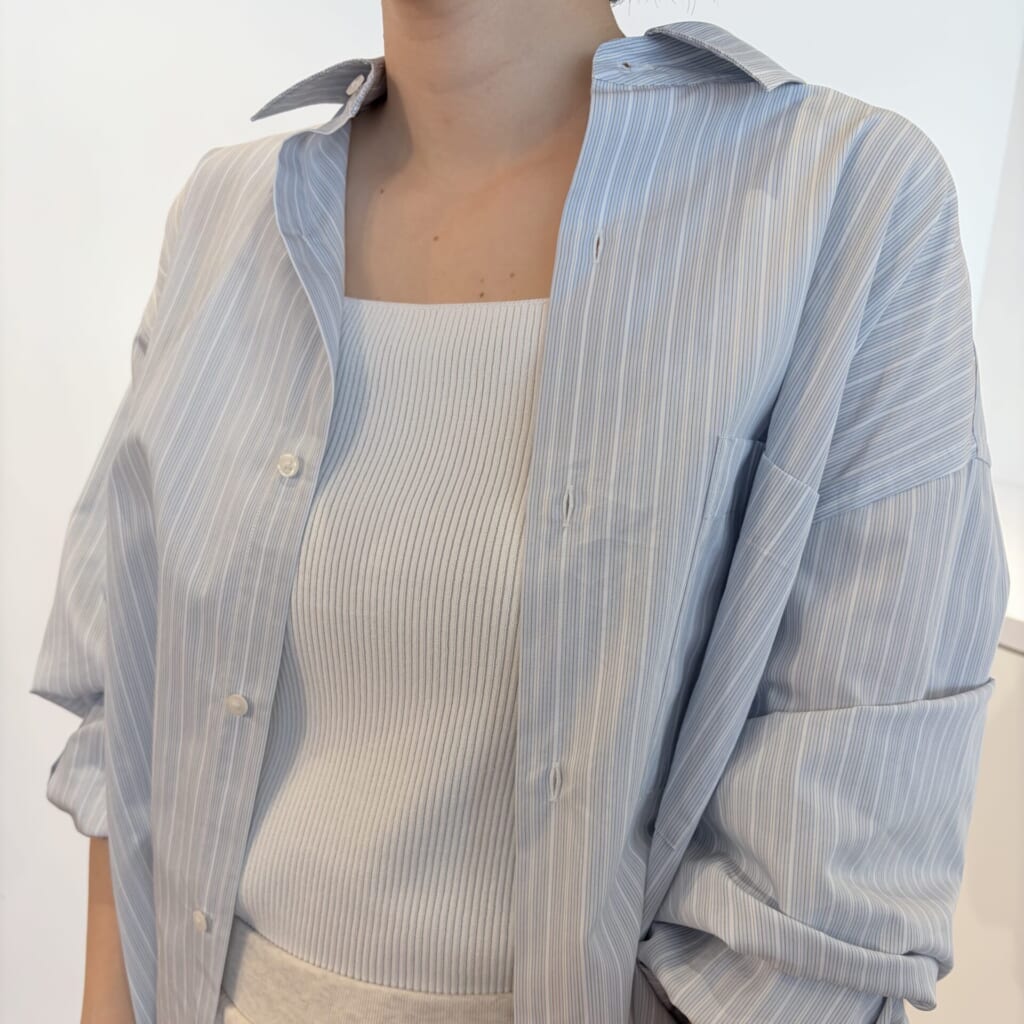ユニクロC2026春夏コレクションのブロードオーバーサイズシャツのブルーストライプを試着