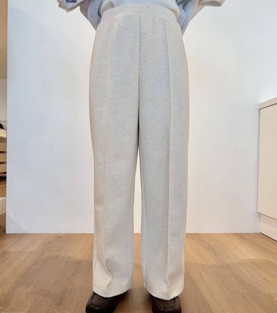 ユニクロC2026春夏コレクションのスウェットパンツの白を試着