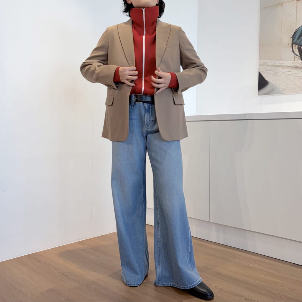 ユニクロC2026春夏コレクションの赤いトラックジャケットにベージュのジャケットを合わせたコーデ