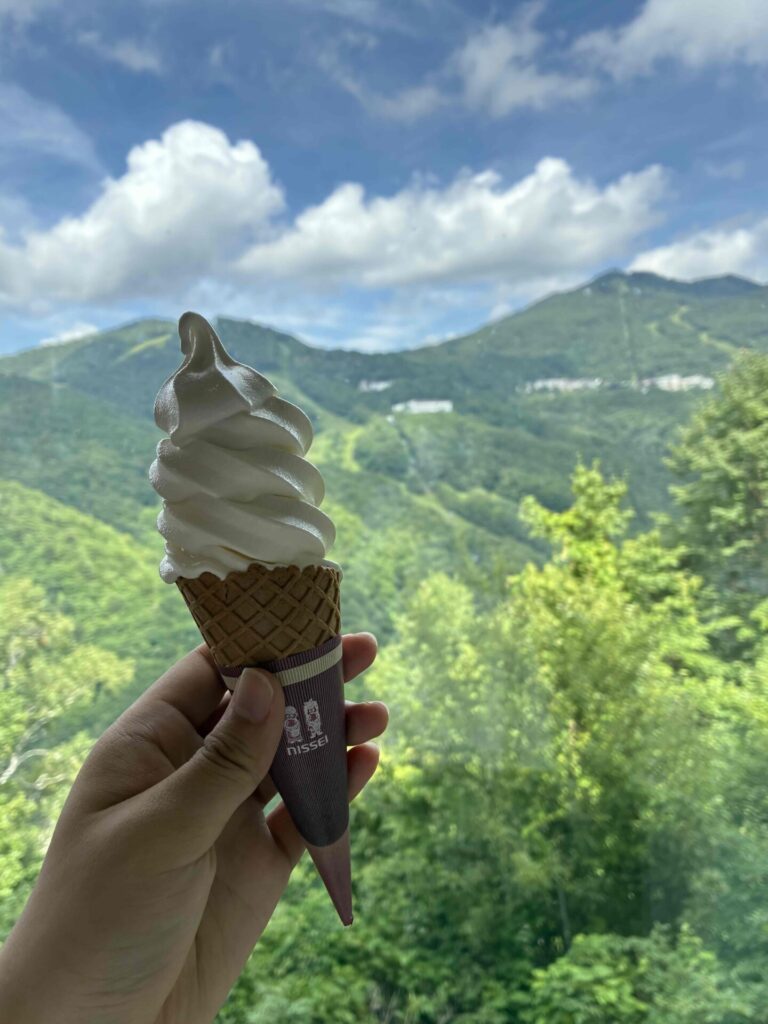 ミルクソフトクリームと山