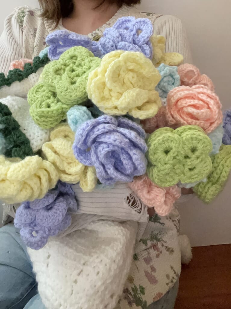 花束ブランケットをたたんで持っている