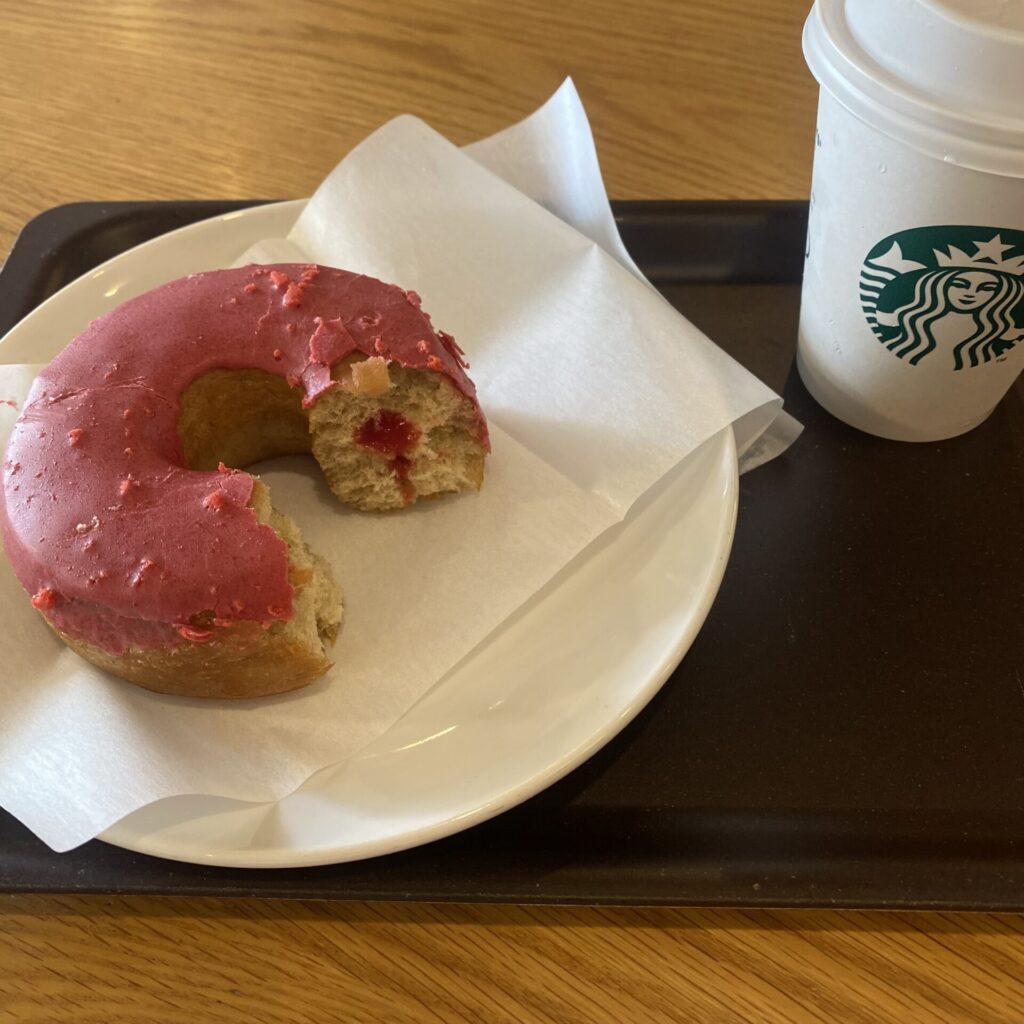 スタバ新作 「ストロベリードーナツ」レビュー