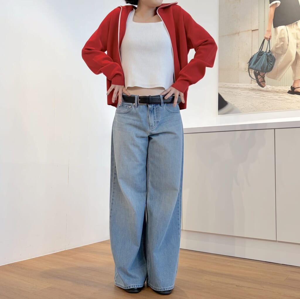 ユニクロC2026春夏コレクションの赤いトラックジャケットとデニムを合わせたコーデ