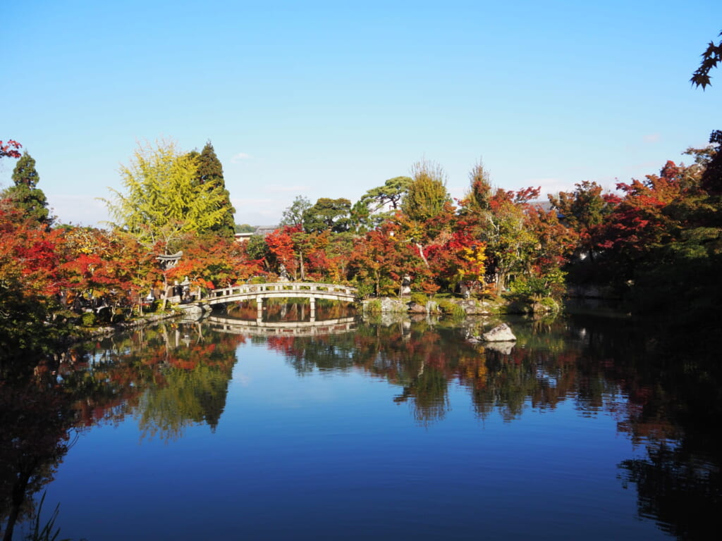 永観堂の放生池に反射する紅葉