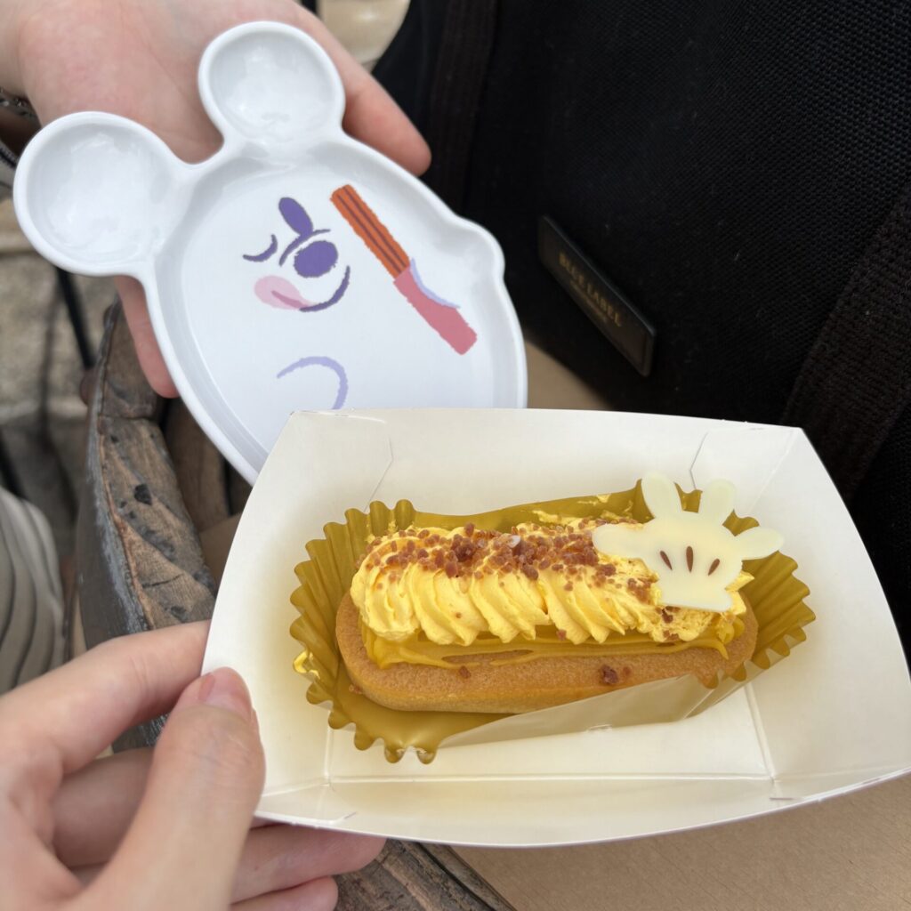 さつまいものケーキとスーベニアプレートの写真