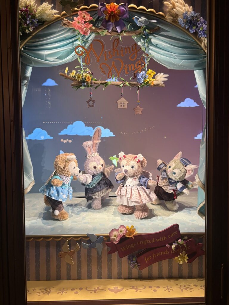 マクダックス・デパートメントストアの外のショウウィンドウ