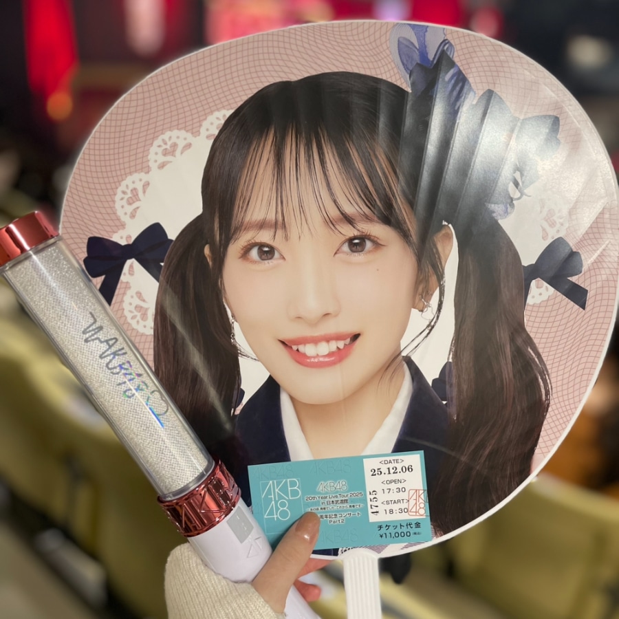 ペンライトと会場特典の紙チケット、推しメンの向井地美音ちゃんのうちわです୨୧