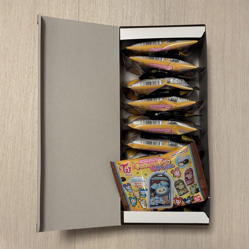 TWICEコラボのチョコがけボーロを箱買いした写真