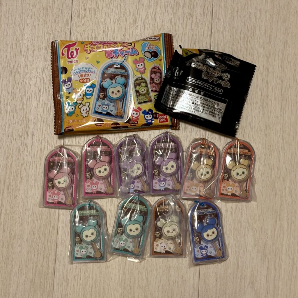 TWICEコラボのチョコがけボーロのチャームを開封した写真