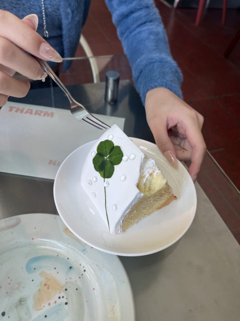 大学生エディターズ 弘大おすすめグルメ 「Bokeh カフェ」のクローバーケーキ