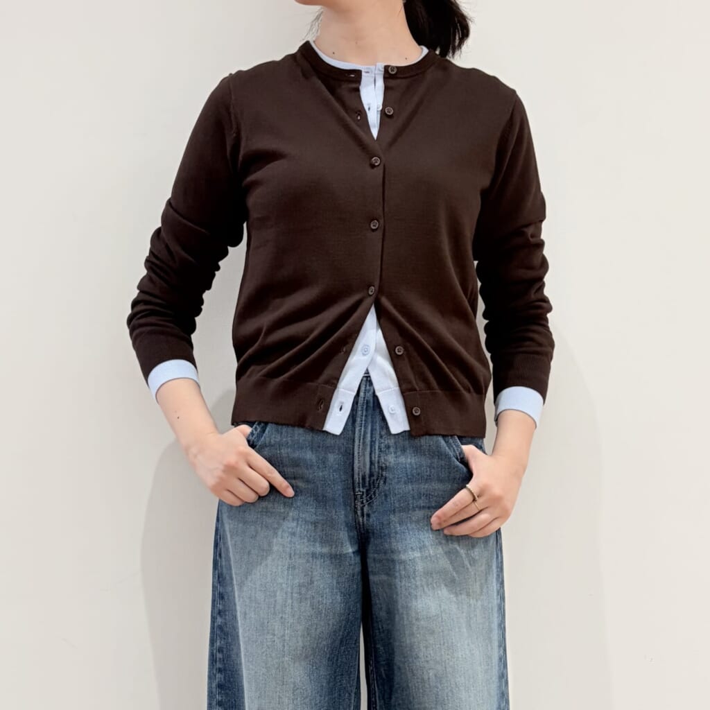 ユニクロのUVカットクルーネックカーディガンのブラウンとライトブルーをレイヤードしたコーデ