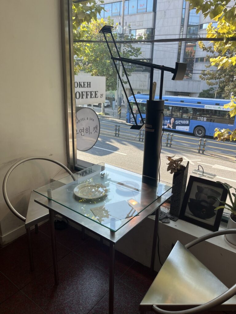 大学生エディターズ 弘大おすすめグルメ 「Bokeh カフェ」のクローバーケーキ