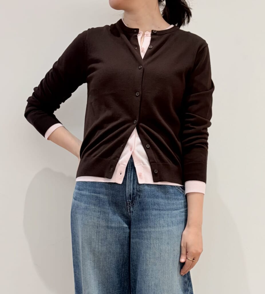 ユニクロのUVカットクルーネックカーディガンのブラウンとピンクをレイヤードしたコーデ