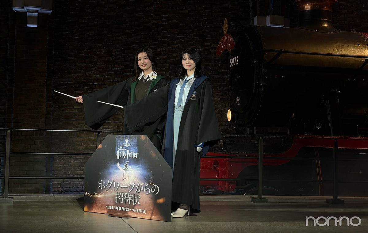 レイブンクローのローブを着た桜田ひよりさん（右）と、スリザリンのローブを着た吉川愛さん（左）