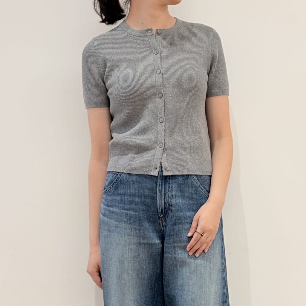 ユニクロのスカラップクルーネックカーディガンを試着