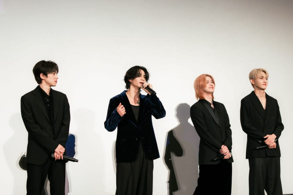 INIドキュメンタリー映画完成披露試写会で話す西洸人