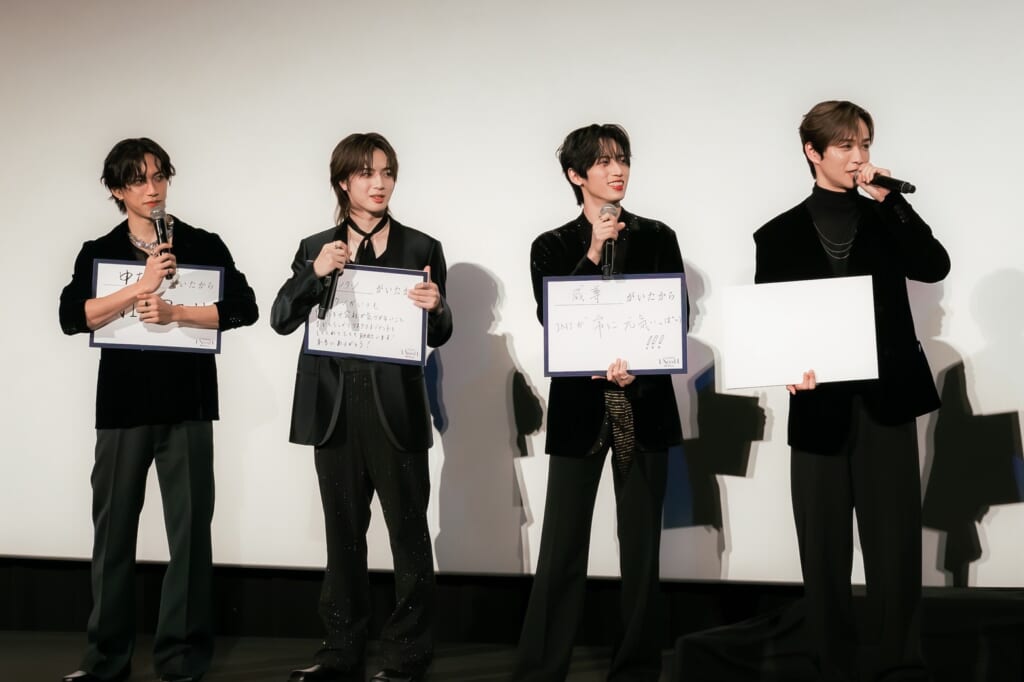 INIドキュメンタリー映画完成披露試写会でフリップを持つメンバー