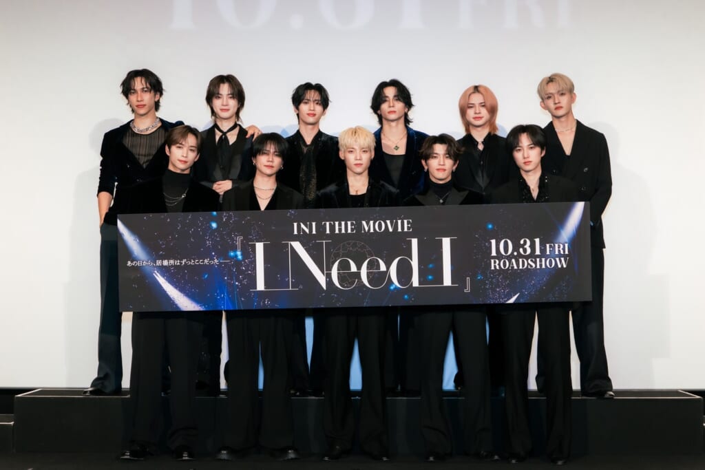 INIドキュメンタリー映画完成披露試写会での全員集合カット