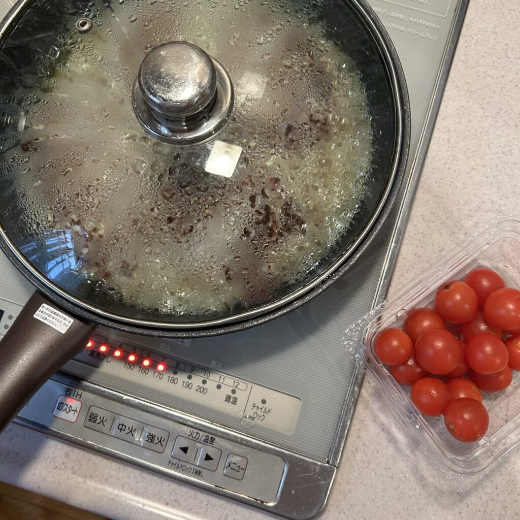 フライパンに蓋をして蒸している画像