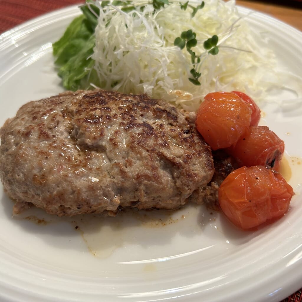 お皿にハンバーグと浅井を盛り付けた画像