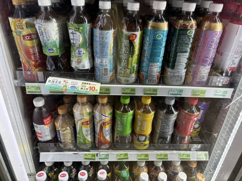コンビニのお茶コーナー