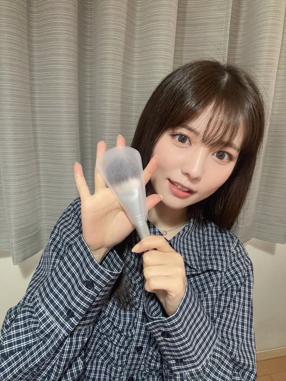 ロージーローザのパウダーファンブラシをカバー付きで持つせきぐちりさ