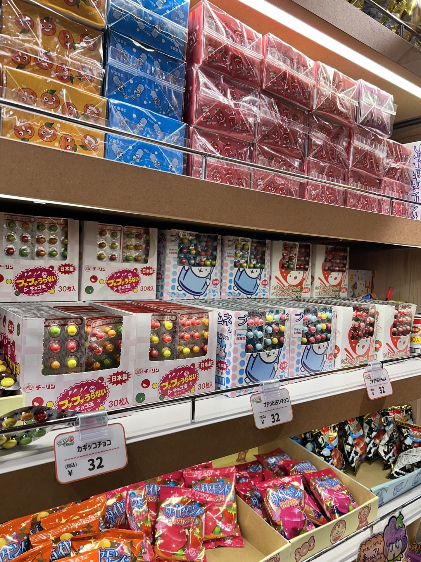 【内観】種類豊富な駄菓子達