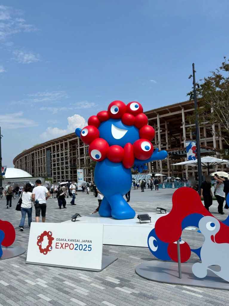 西ゲートにいるミャクミャク