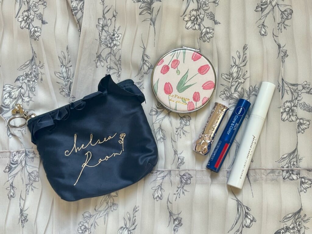 ポーチの中身、コンパクトミラー、リップ、アホ毛スティック