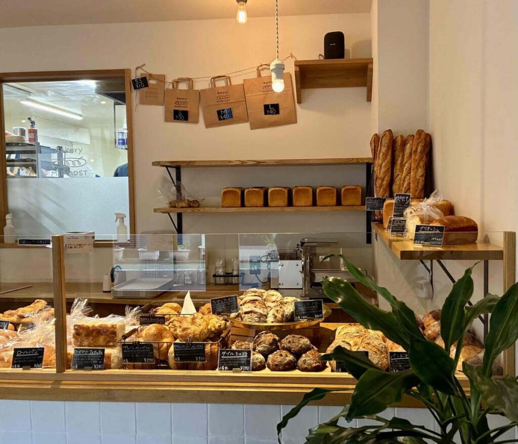 Bakery MIDMOSTの店内　たくさんのパン　植物が飾ってありおしゃれな雰囲気