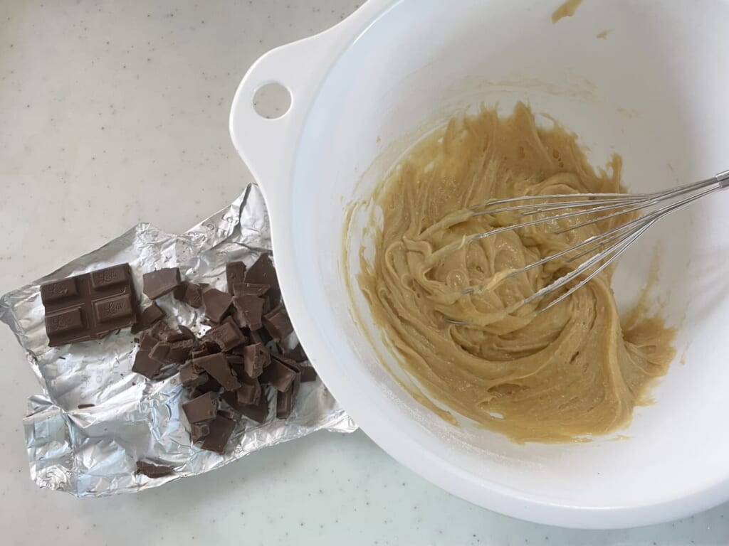 生地にチョコを加える
