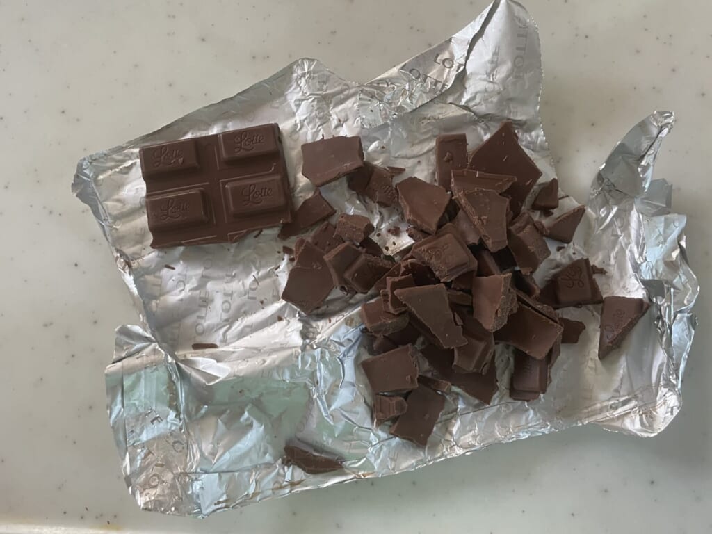 チョコを大きめに切り刻む、トッピング用のチョコを取っておく