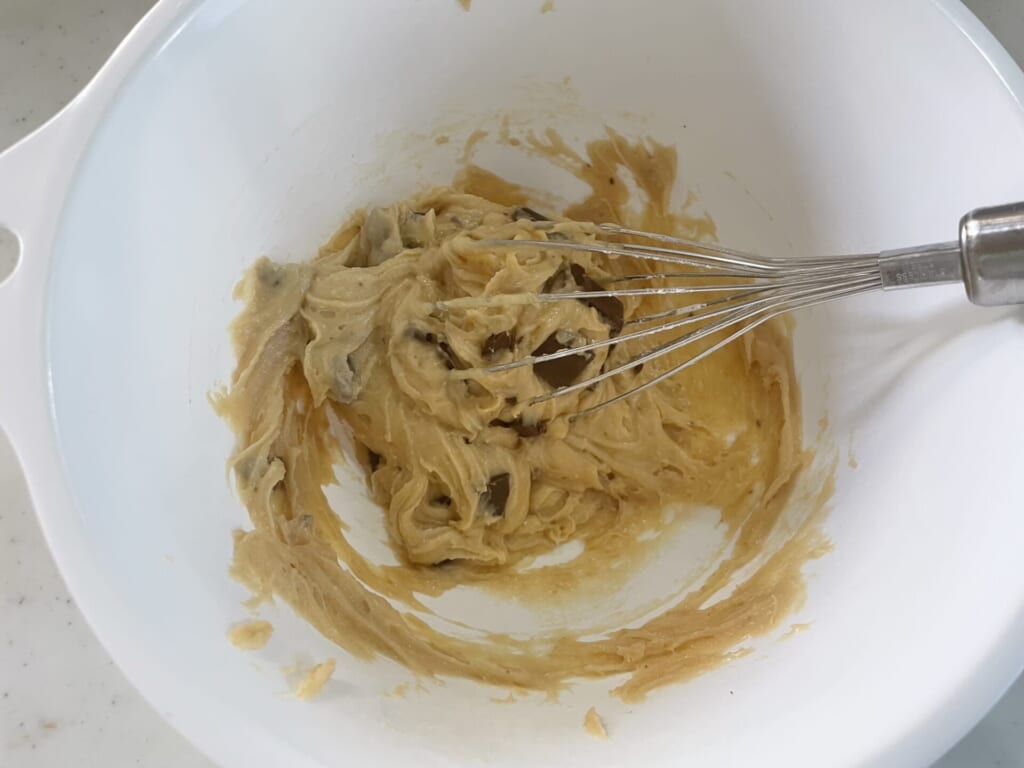 生地にまんべんなくチョコがいきわたるように混ぜる
