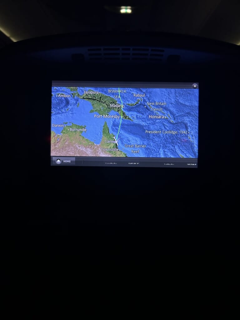 飛行機のモニターに映るオーストラリアの地図