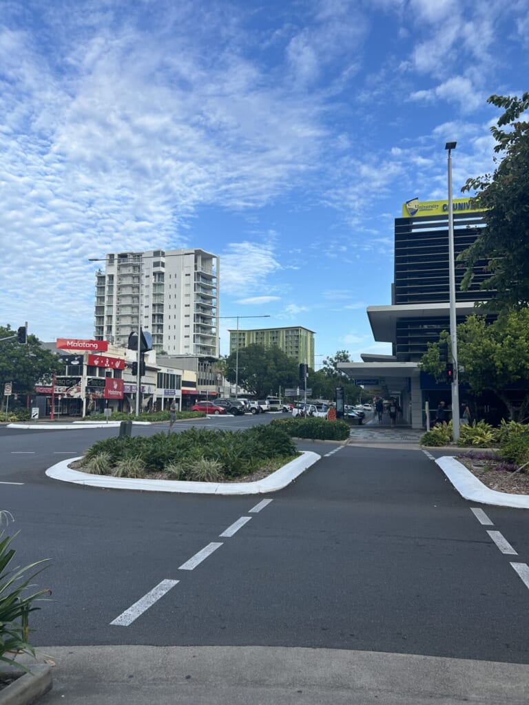 ケアンズの街並み。ビルはあまりなく低い建物が広がっている。